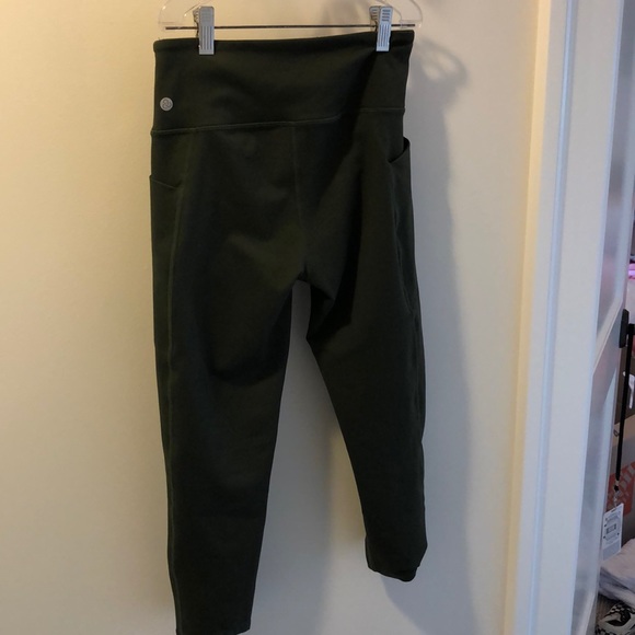 “Zella Live In High Waisted Pocket Crop Leggings” - Picture 3 of 4